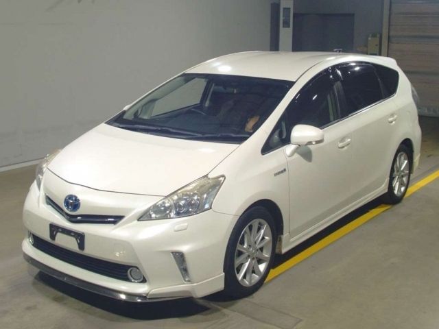 586 Toyota Prius alpha ZVW41W 2013 г. (TAA Yokohama)